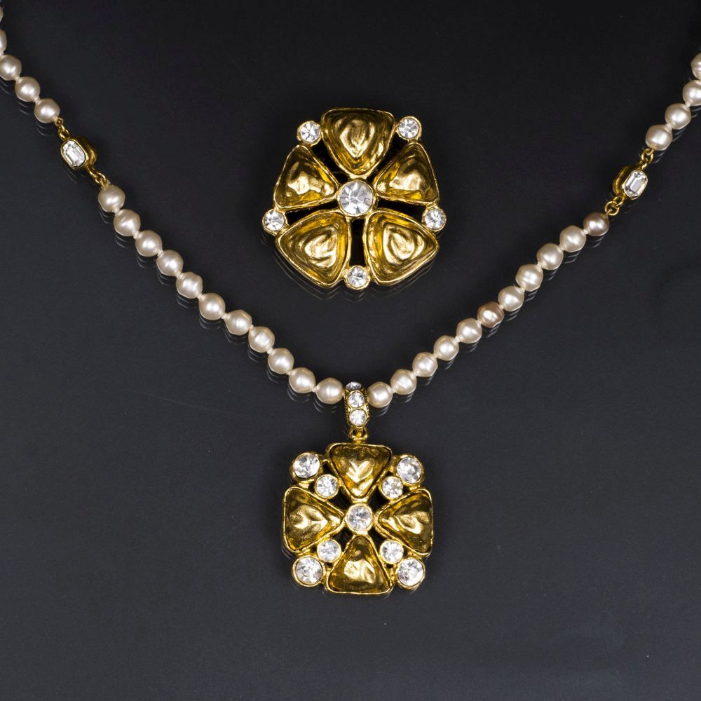 A Faux Pearl Necklace 'Trèfle' with pendant and matching Brooch - image 2