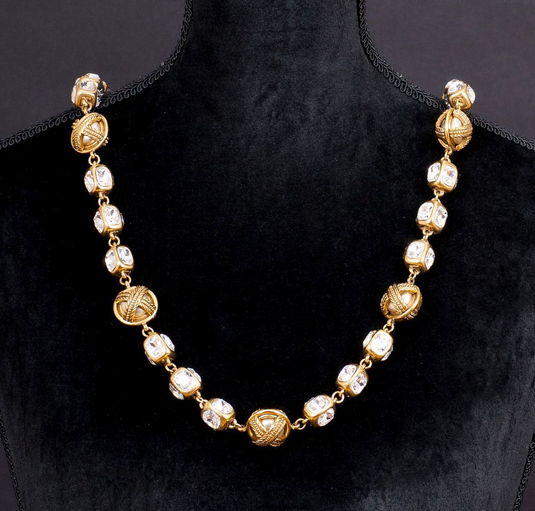 Collier mit Strass-Quadern und Kugeln von Victoire de Castallane