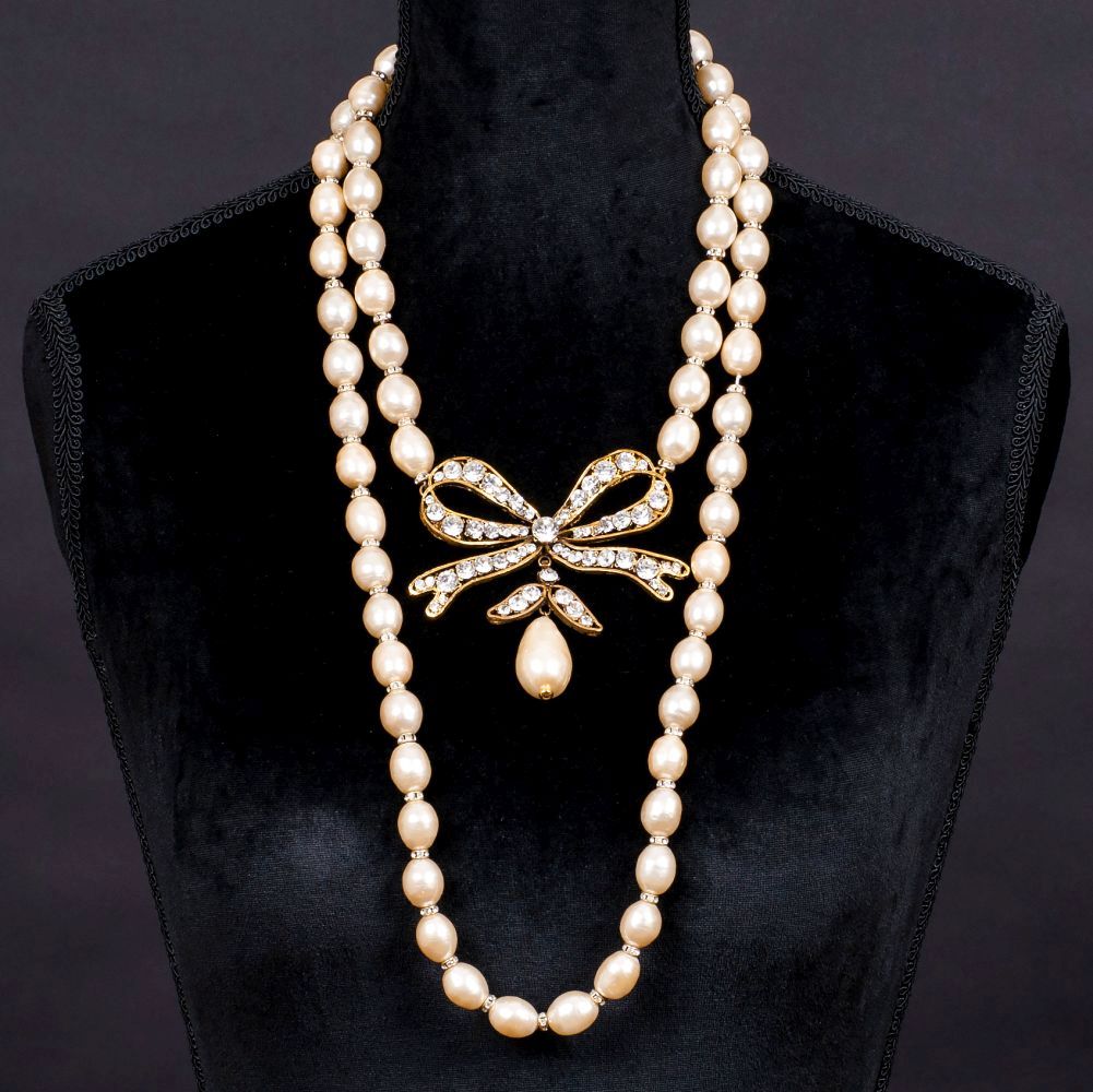 Chanel - Gossens Faux Pearl Collier mit großer Strass- Schleife Gossens Faux Pearl Collier mit großer Strass- Schleife