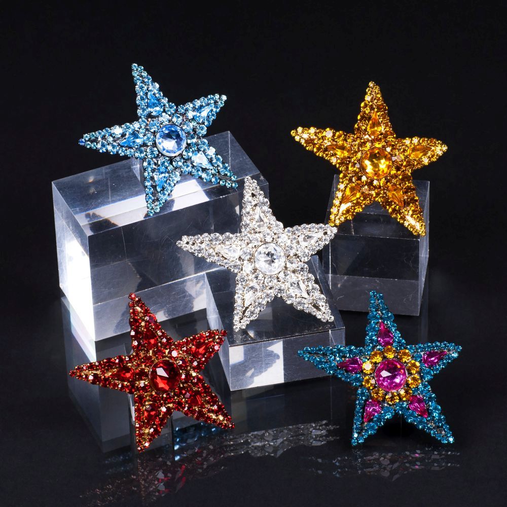 Yves Saint Laurent - A Set of 5 sparkling Star Brooches 'Rive Gauche' A Set of 5 sparkling Star Brooches 'Rive Gauche'