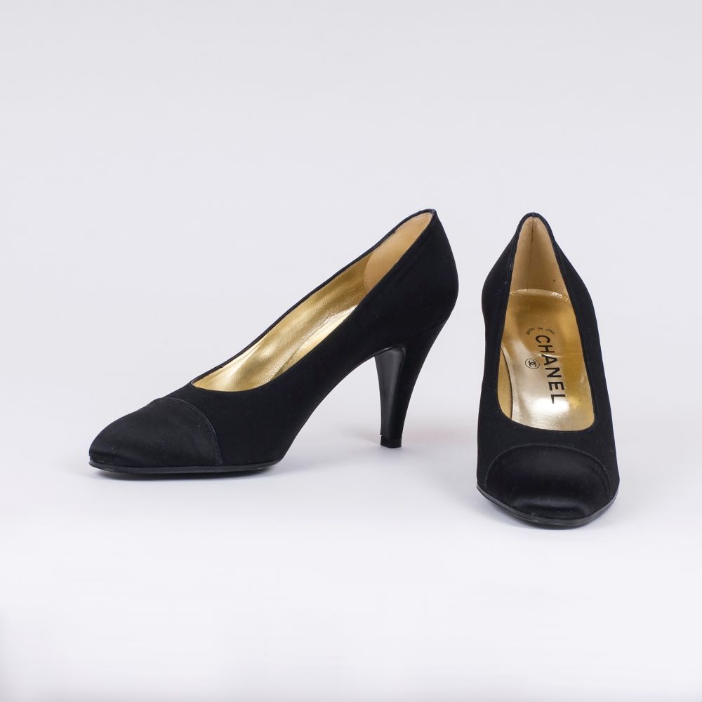 Paar schwarzer Pumps