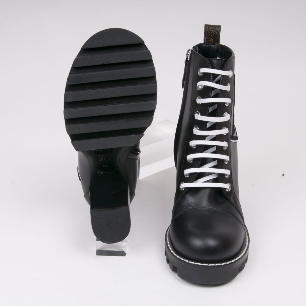 A Pair of Laced Star Trail Ankle Boots - image 2