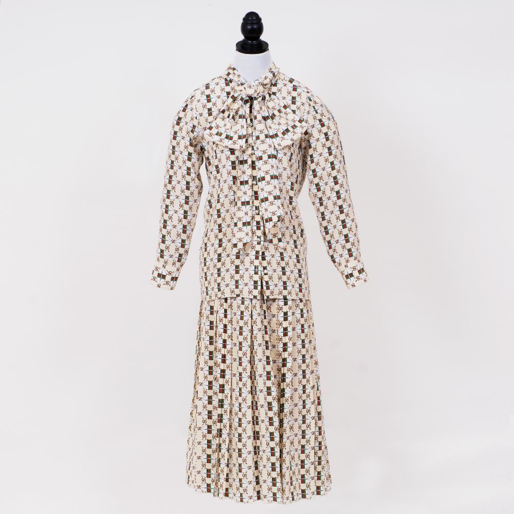 Gucci - GG Seiden-Ensemble mit Plissee-Rock und Shirt GG Seiden-Ensemble mit Plissee-Rock und Shirt