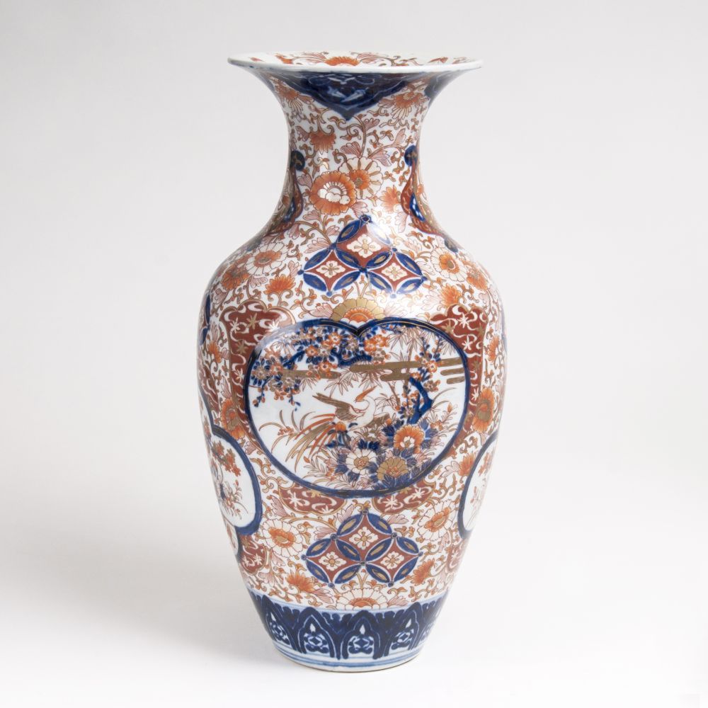 Grosse Imari-Vase mit Blumen und Vögeln