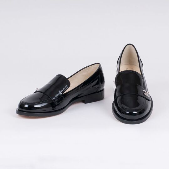 Paar klassischer Lack-Loafer