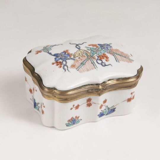 A Snuff Box with Kakiemon Decor