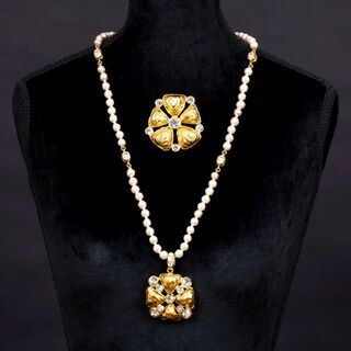 A Faux Pearl Necklace 'Trèfle' with pendant and matching Brooch