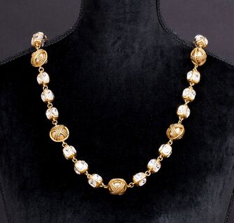 Collier mit Strass-Quadern und Kugeln von Victoire de Castallane