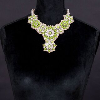 A Swarovski Flower Necklace in Pistachio Green