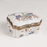 A Snuff Box with Kakiemon Decor