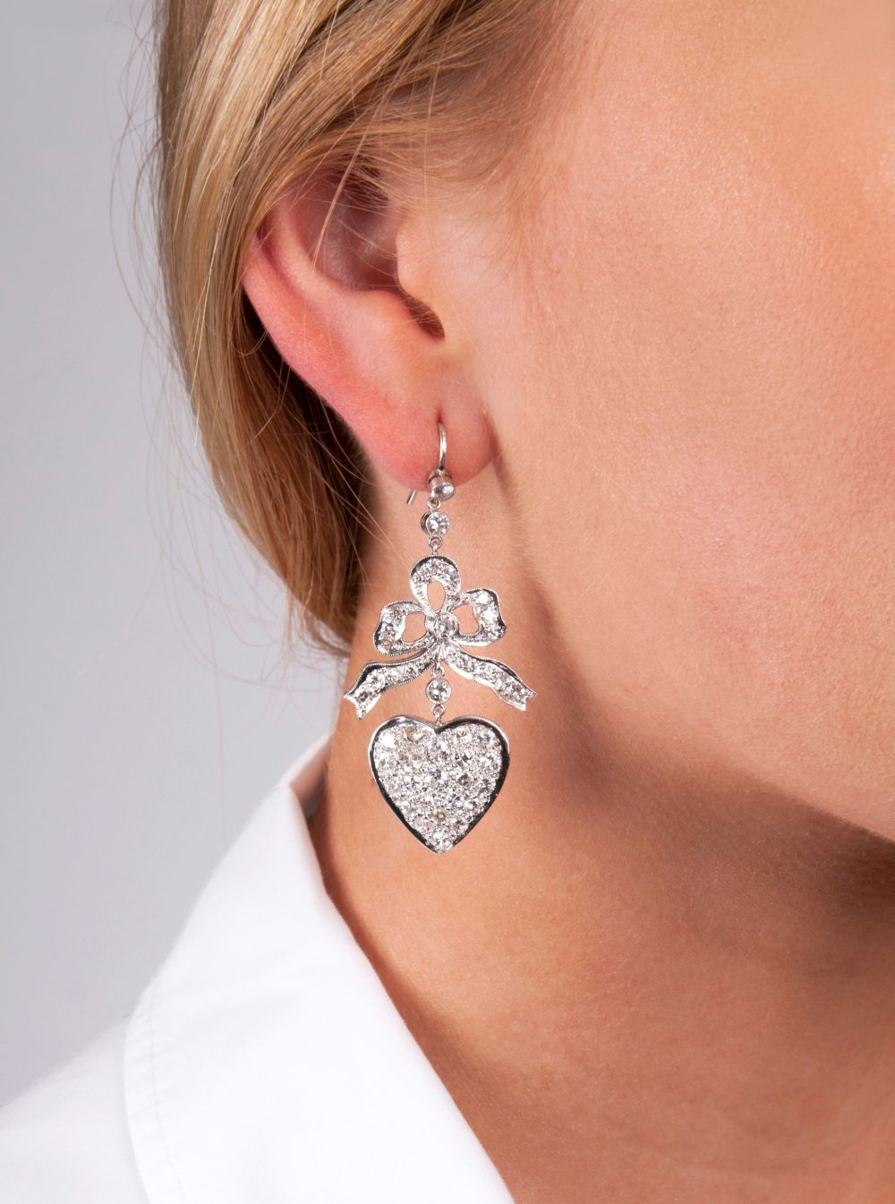 Paar feiner Diamant-Ohrhänger mit Herz-Dekor - Bild 2