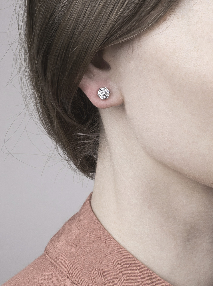 A Pair of Exceptional White Solitaire Earstuds - image 2