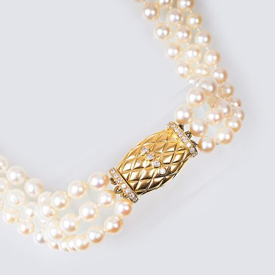 A Pearl Necklace with Diamond Clasp