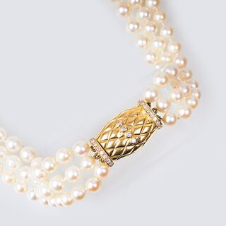 A Pearl Necklace with Diamond Clasp