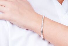 An Exceptional White to Rare-White Diamond Bracelet - image 2