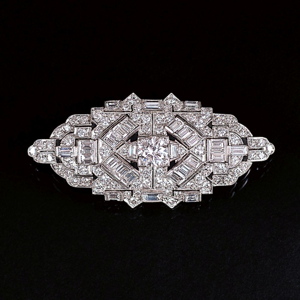 An Art-déco Diamond Brooch