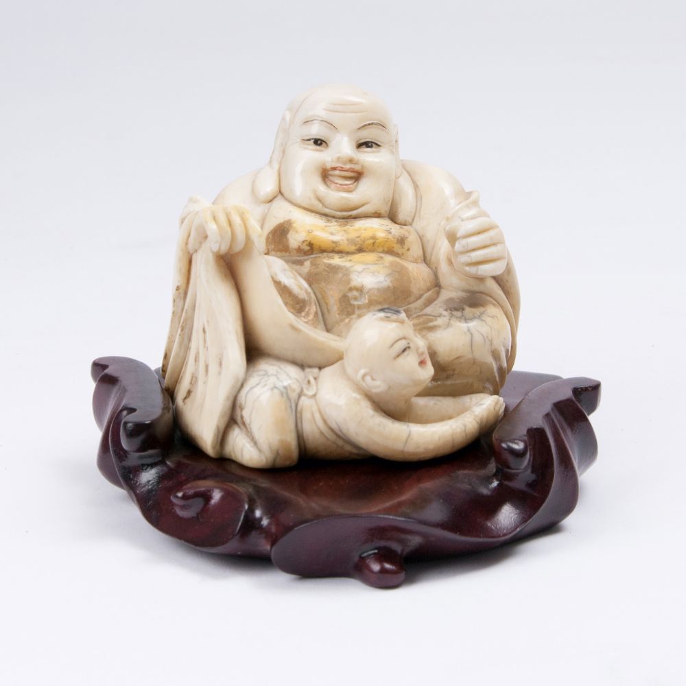 Figur eines sitzenden Budai mit Kind - Bild 2
