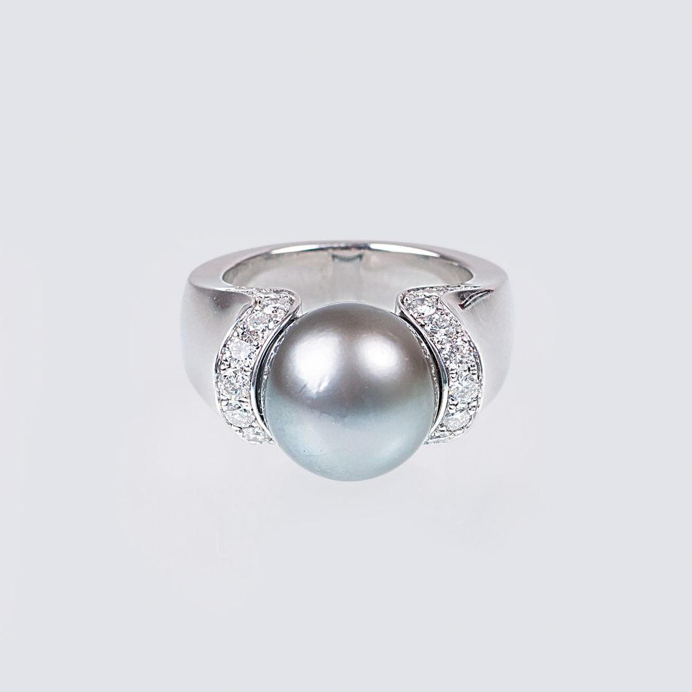 A Diamond Ring with Tahiti Pearl