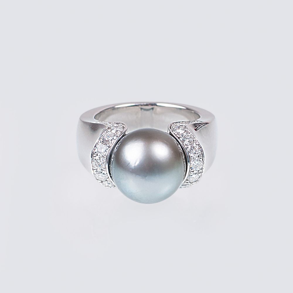 Juwelier Wilm - A Diamond Ring with Tahiti Pearl A Diamond Ring with Tahiti Pearl