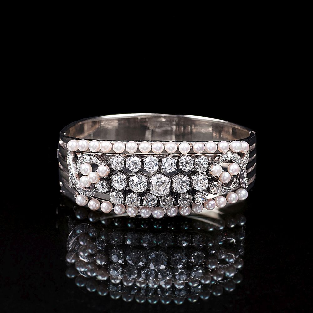 A Highcarat Bangle Bracelt with Old Cut Diamonds and Pearls
