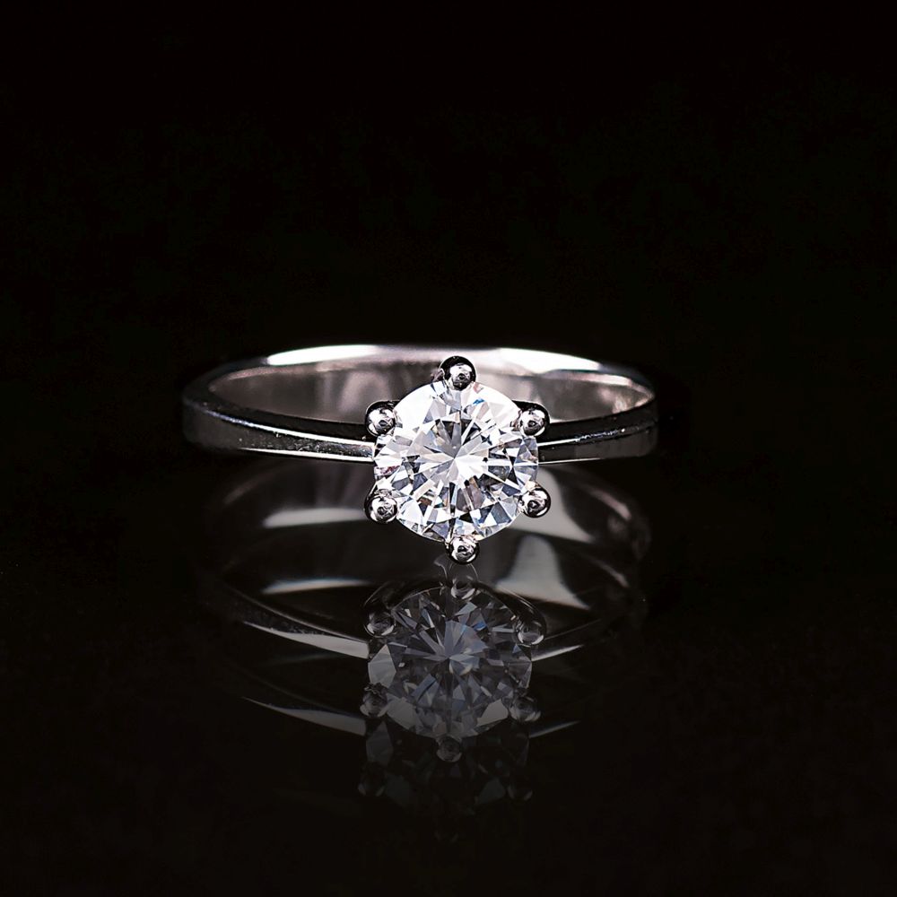 Fein-weißer Solitär-Ring Fein-weißer Solitär-Ring