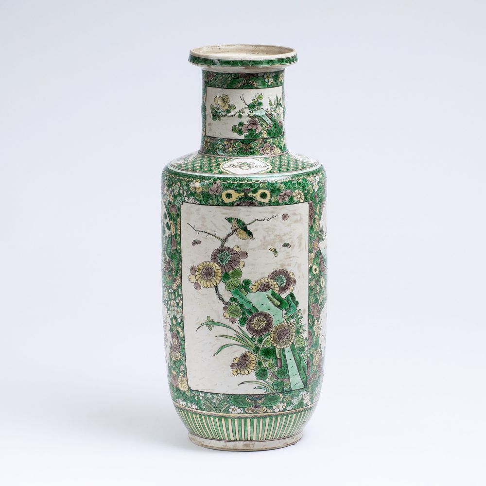 Wucai Rouleau-Vase mit Famille-verte Dekor