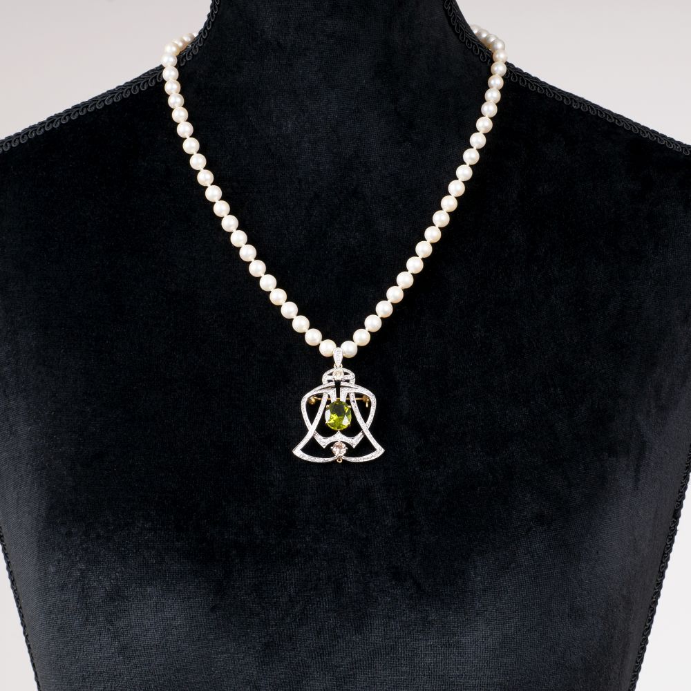 A Pearl Necklace with Peridot Pendant - image 2