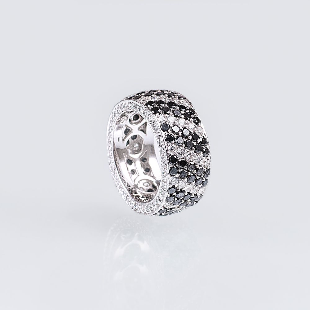 A Memory Ring withSetting of two-coloured Diamonds A Memory Ring withSetting of two-coloured Diamonds