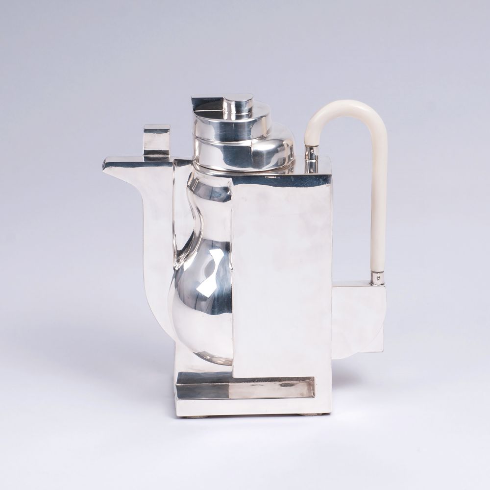 Officina Alessi, gegr. 1983, Italien - Designer Kaffeekanne 'Tea & Coffee Piazza' von Richard Meier Designer Kaffeekanne 'Tea & Coffee Piazza' von Richard Meier