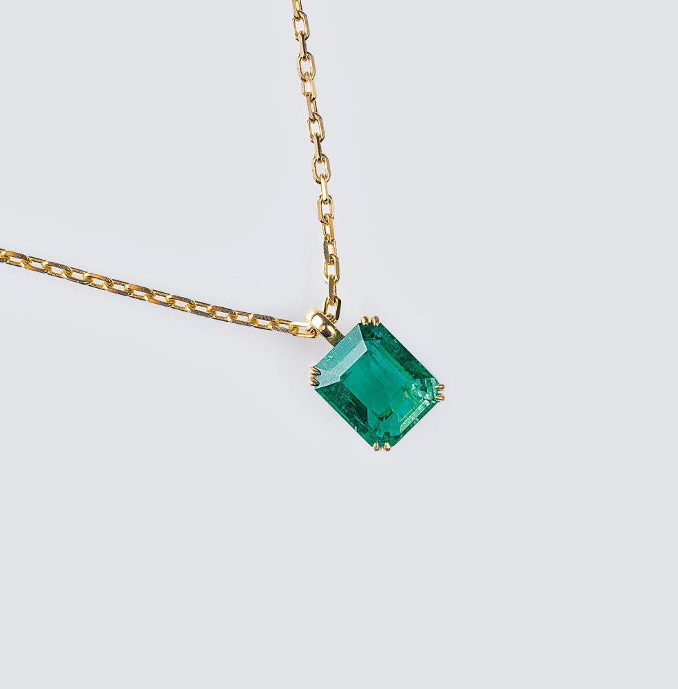 A fine Emerald Pendant on Necklace