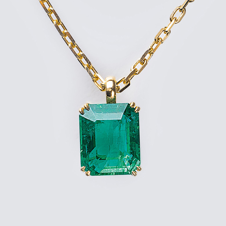 A fine Emerald Pendant on Necklace - image 2