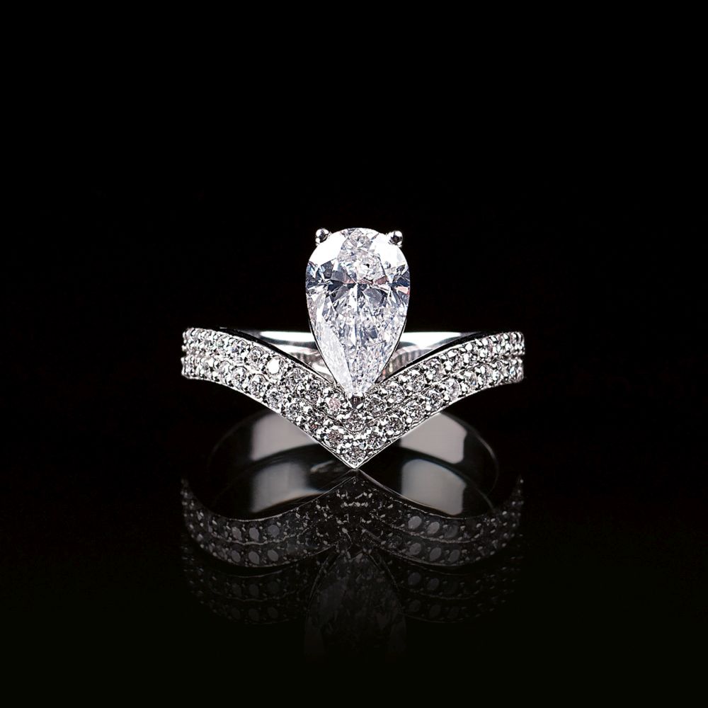 Diamant-Ring im Tropfenschliff Diamant-Ring im Tropfenschliff