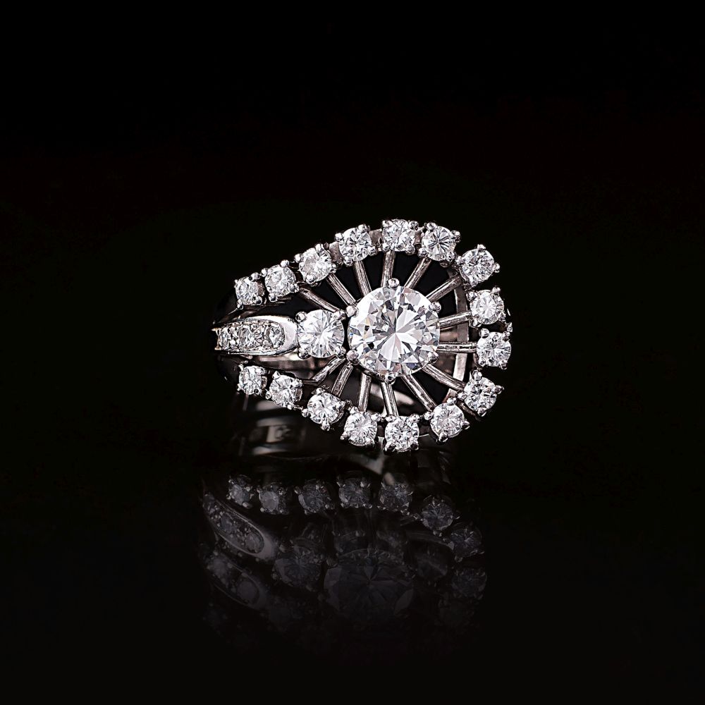 Feiner Solitär-Ring mit Brillant-Besatz Feiner Solitär-Ring mit Brillant-Besatz