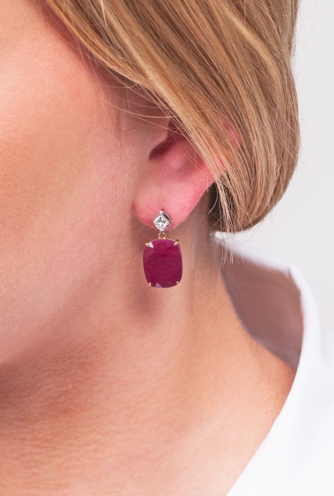 Paar Ohrringe mit natürlichen Rubinen und Diamant-Besatz - Bild 2