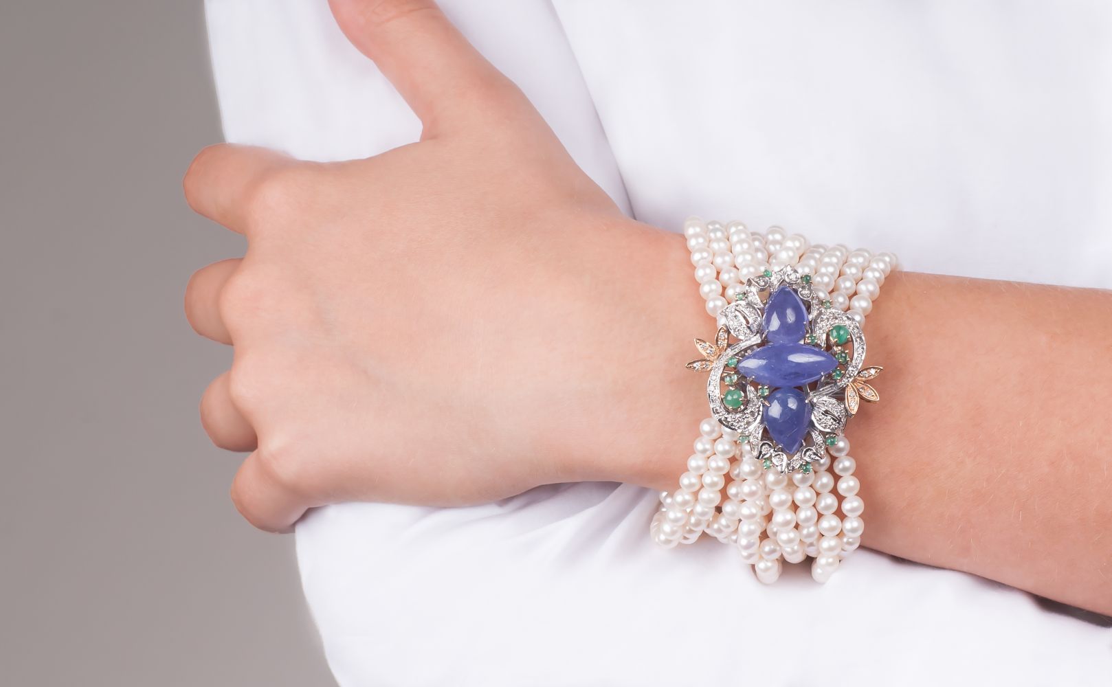 A Pearl Bracelet with splendid Precious Stones Setting - image 2