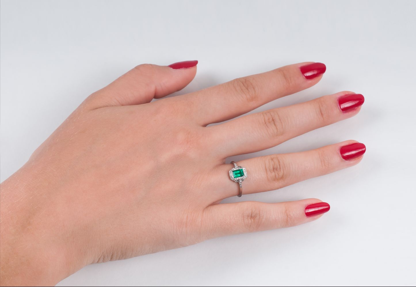 A petite Art-déco Emerald Diamond Ring - image 2
