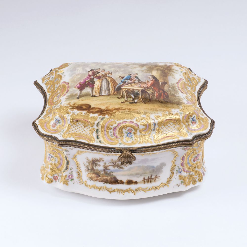 A Splendid Casket with Relief Gold Decor A Splendid Casket with Relief Gold Decor