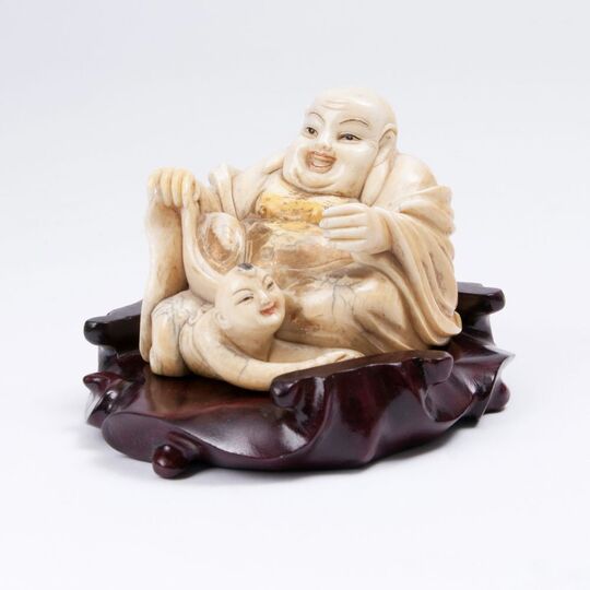 Figur eines sitzenden Budai mit Kind