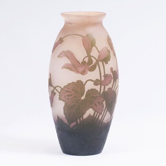 Große Vase mit Alpenveilchen