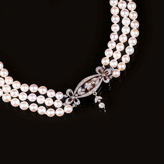 A Pearl Necklace with Art-Nouveau Diamond Clasp