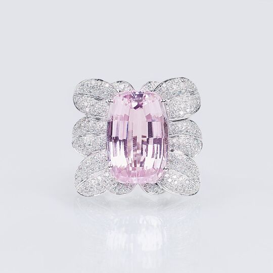 A splendid Kunzite Diamond Cocktailring