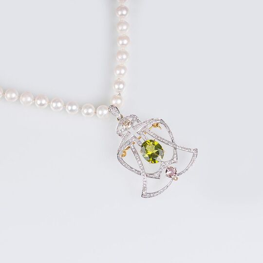 A Pearl Necklace with Peridot Pendant