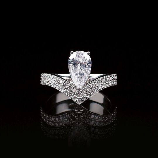 A White Pear-Cut Diamond Ring with Diamonds