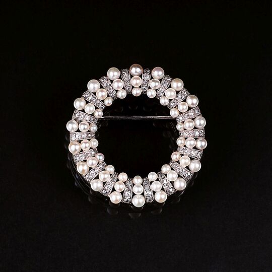 An Art Nouveau Brooch with Pearls and Diamonds