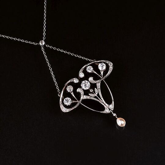 A Fine Art Nouveau Diamond Necklace with Pearl
