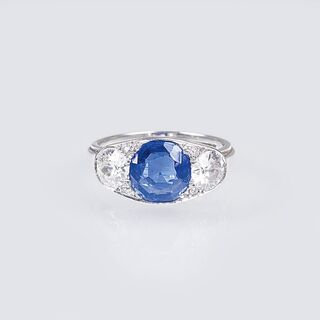 An Art-déco diamond ring with natural Sapphire
