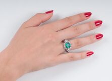 An Art-déco Emerald Diamond Ring - image 2