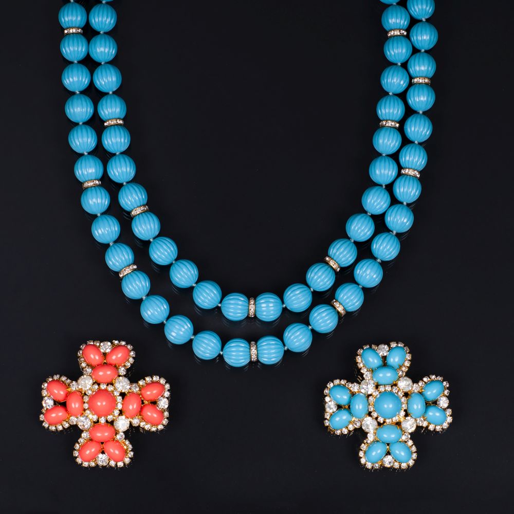 Kenneth Jay Lane 'KJL' - Schmuck-Set mit Sautoir und zwei Broschen Schmuck-Set mit Sautoir und zwei Broschen