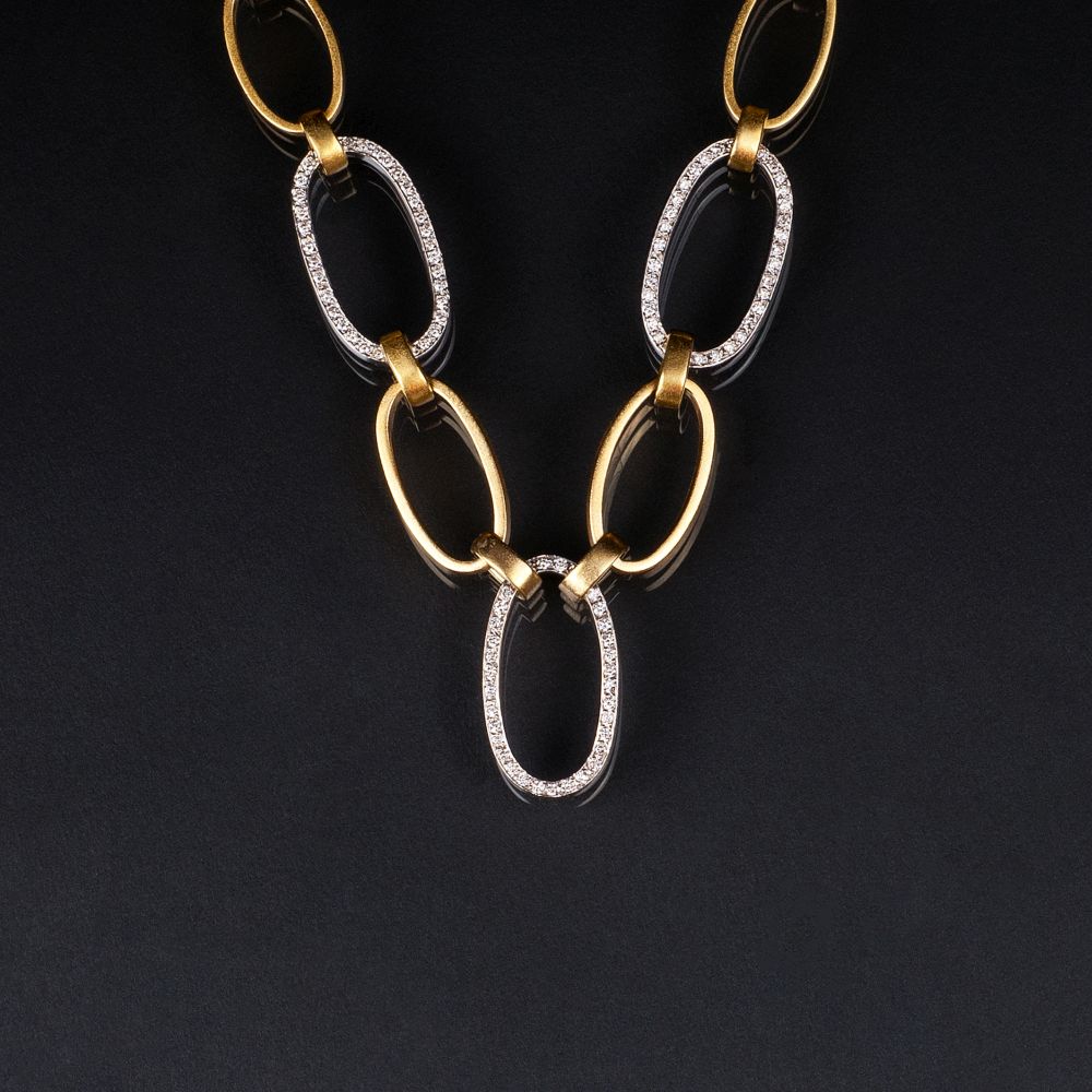 A modern Gold Necklace with Diamonds