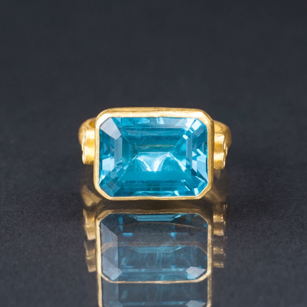 A large Topaz Gold Ring A large Topaz Gold Ring